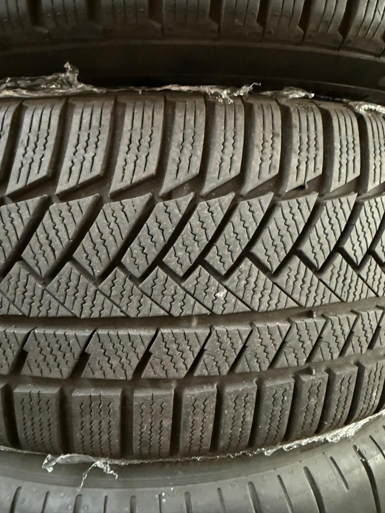 Continental Winterbanden 235/35 R19 W XL (3 stuks), Gebruikt, Winterbanden, 235 mm, Band(en)