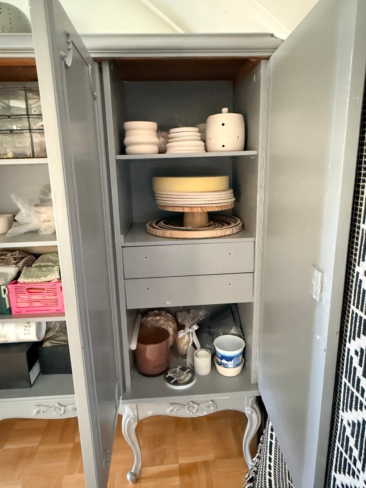 Grijze Vintage Kledingkast met Barok Details, Ophalen