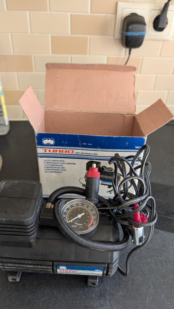 12V Luchtcompressor / Bandenpomp Auto - Compleet, Ophalen of Verzenden, Zo goed als nieuw
