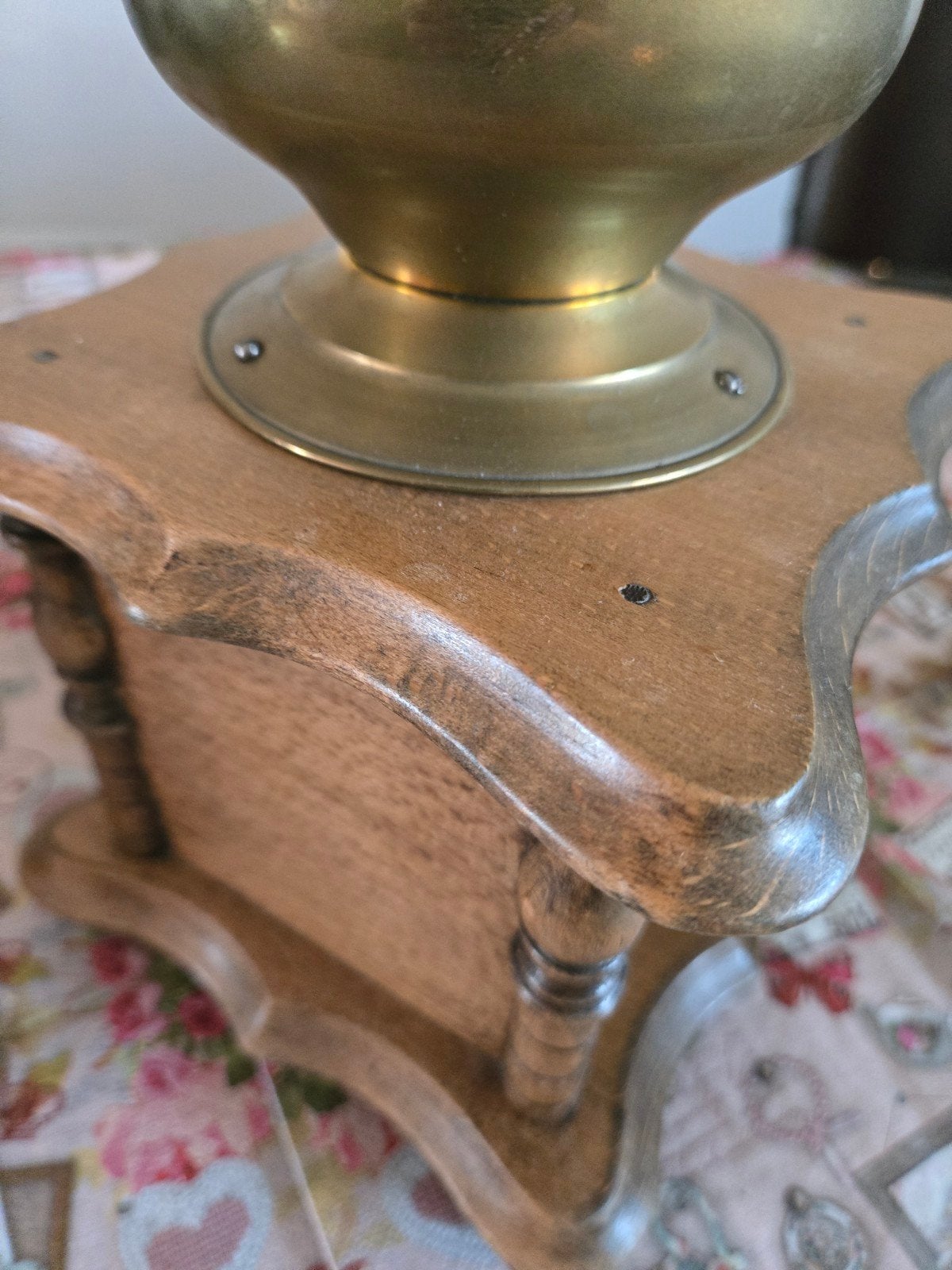 Antieke handmatige koffiemolen van hout en messing, Ophalen