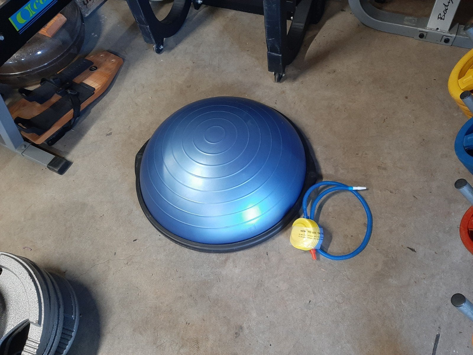 orginele bosu ball met pomp, Sport en Fitness, Fitnessmaterialen, Ophalen, Zo goed als nieuw, Benen, Fitnessbal