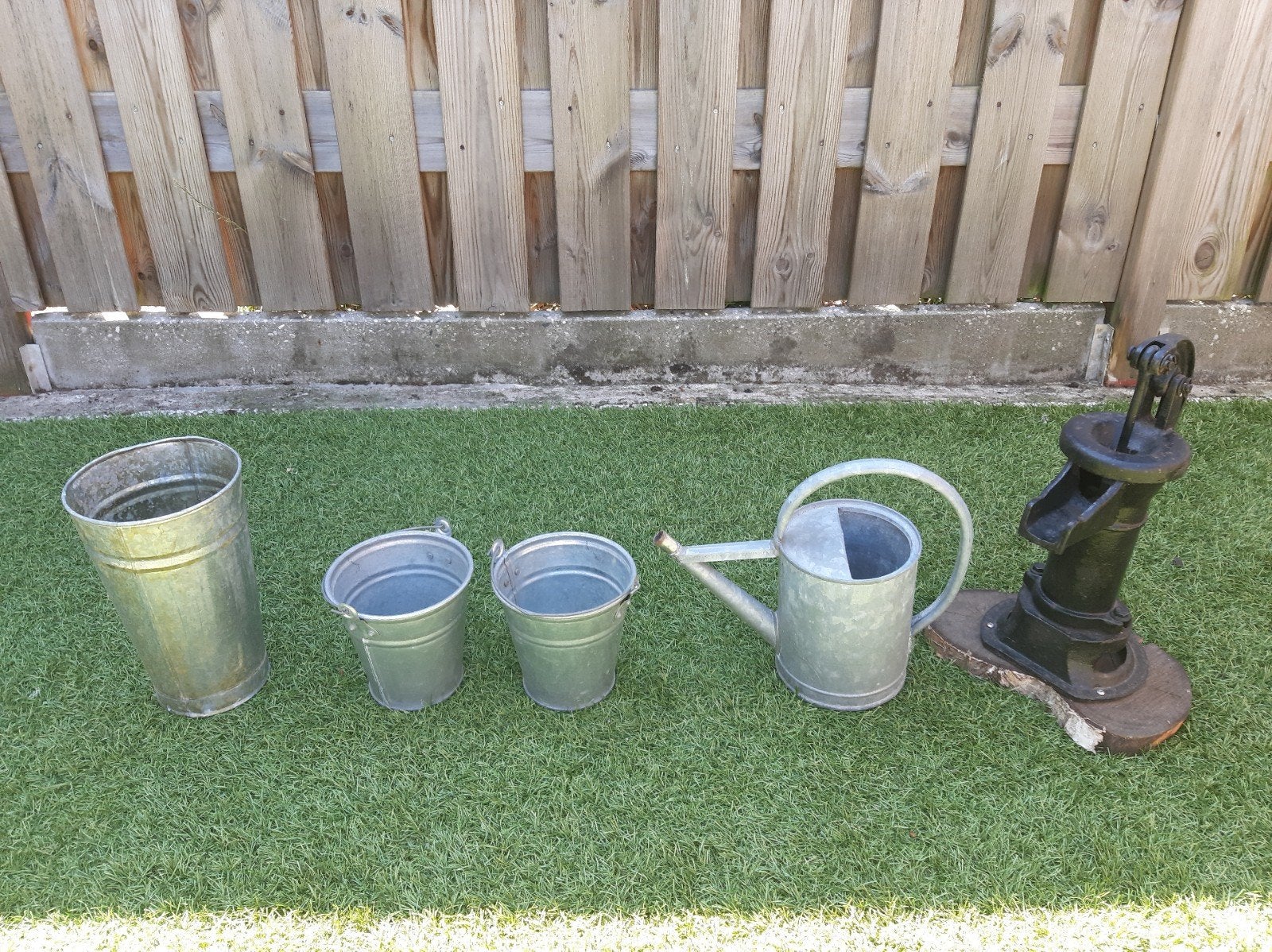 Oude gietijzeren kleine pomp met gieter en plantenbakken., Ophalen of Verzenden, Gebruikt, Metaal