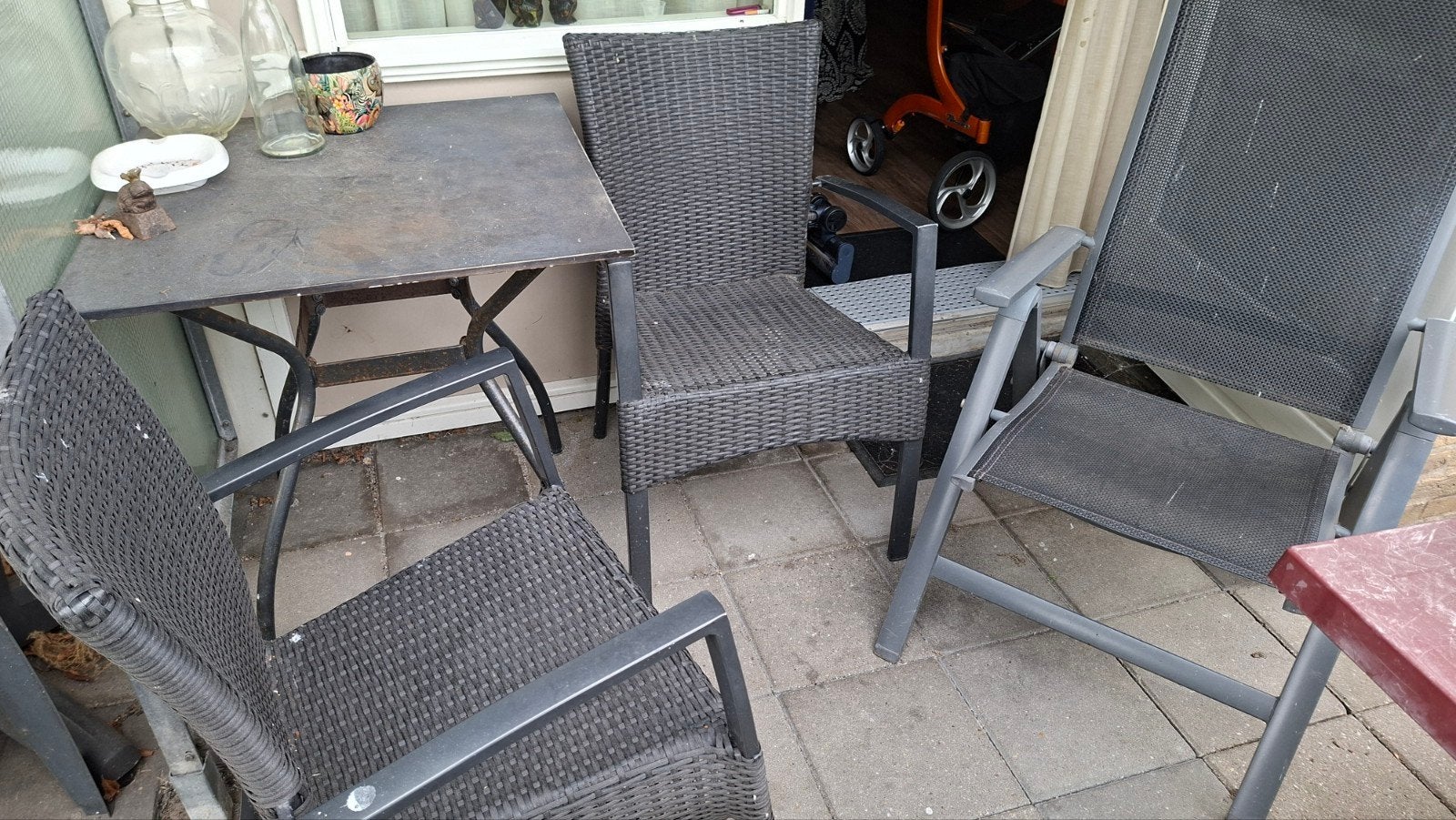 Gratis , gietijzer balkonsetje. 2 stoelen, tafel en ligstoe, Ophalen of Verzenden, Gebruikt, Overige materialen, 2 zitplaatsen