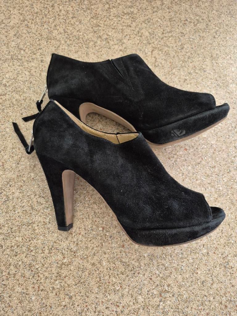 Zwarte suède peep-toe enkellaarsjes met rits. Bianca, Ophalen of Verzenden, Gedragen, Zwart