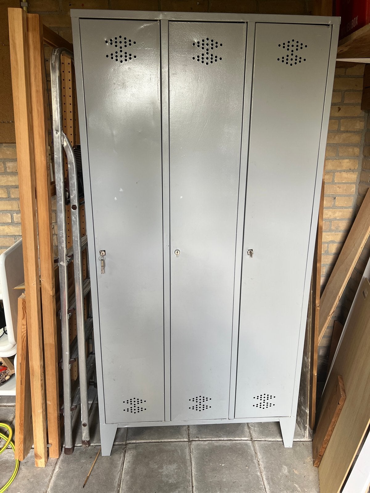 Grijze locker kast met deur, planken en roede, Ophalen, Gebruikt, Industrieel