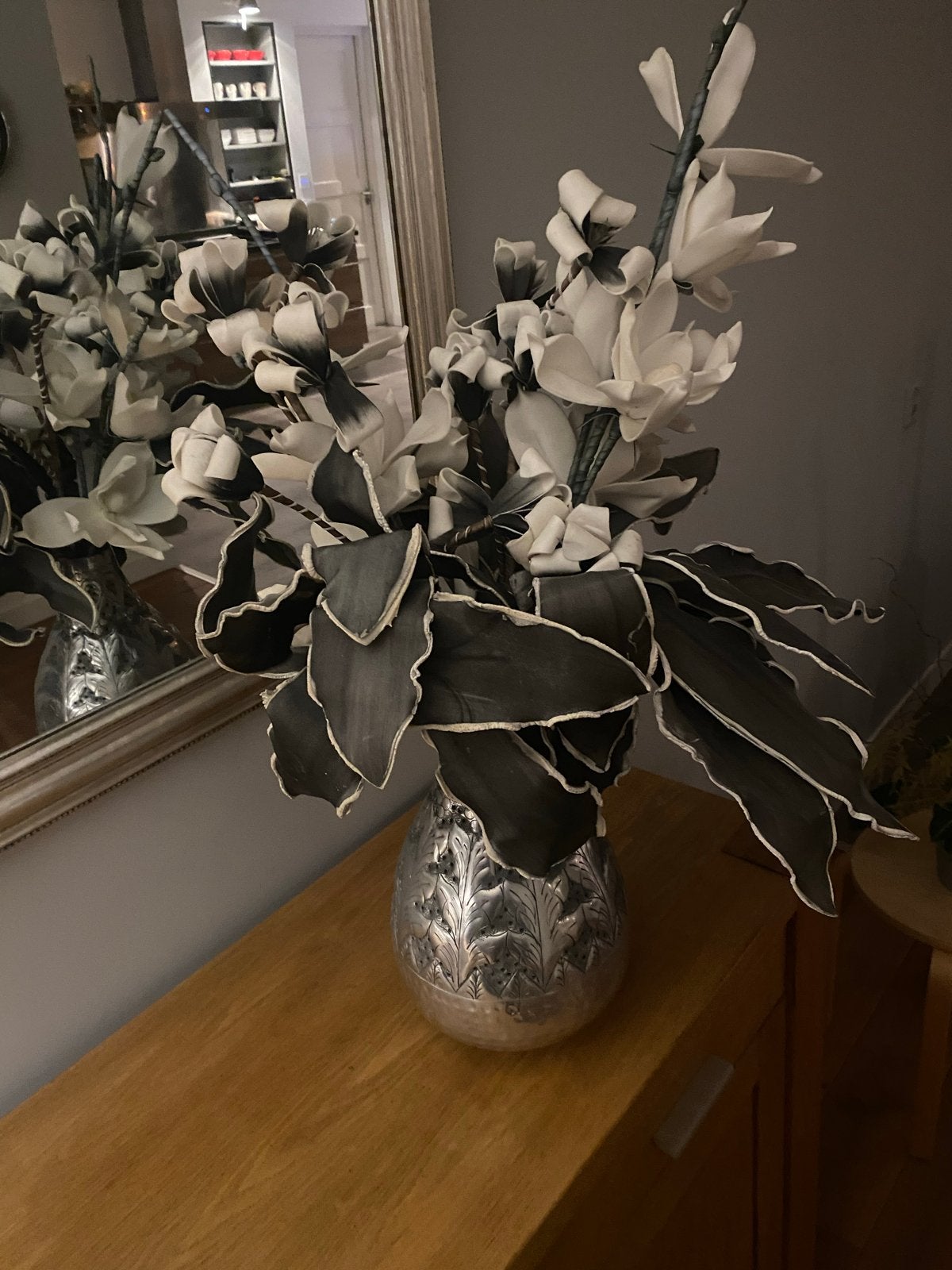 kunstbloemstuk met zilverkleurige vaas, zeer exclusief., Huis en Inrichting, Ophalen, Meerkleurig, Inclusief decoratie, Zo goed als nieuw