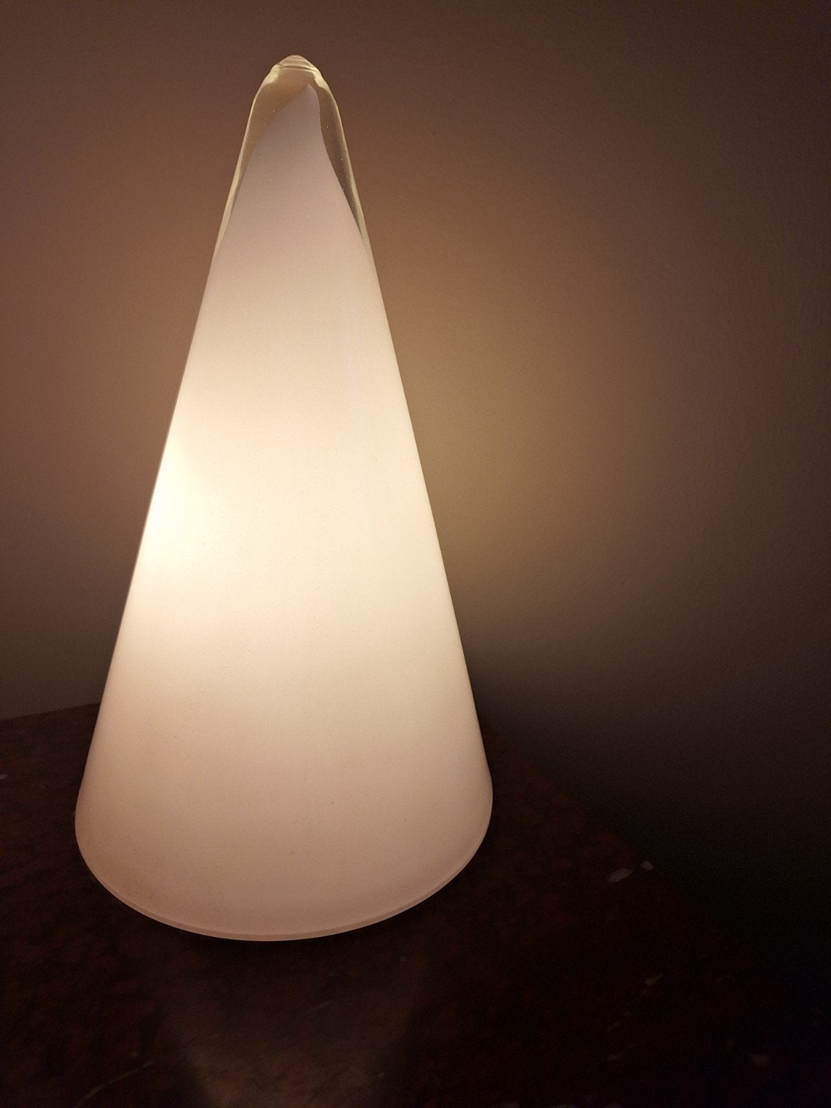 Téepée Piramide tafellamp wit opaalglas design Bijenkorf ro, Met schakelaar, Overige merken, 33 cm, E14 (klein)
