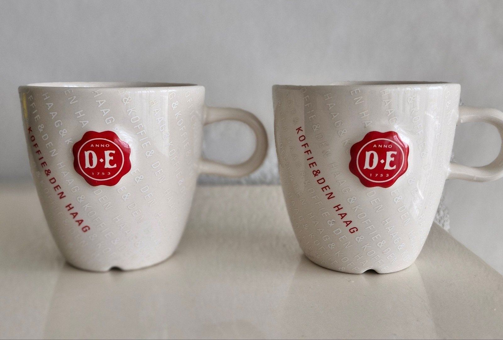 Twee Douwe Egberts Bekers Den Haag, Ophalen of Verzenden, Zo goed als nieuw, Overige stijlen, Kop(pen) en/of Schotel(s)