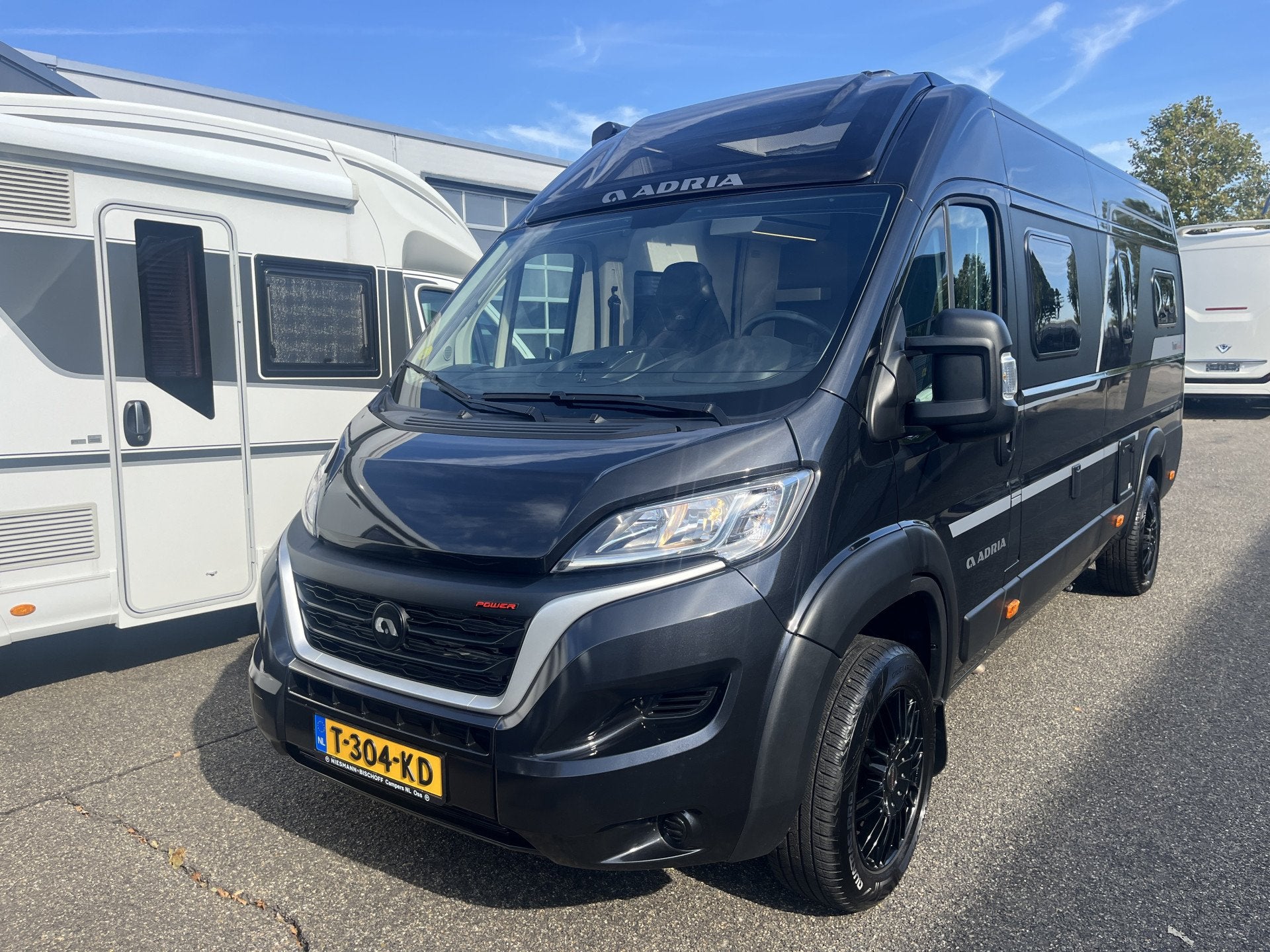 Adria TWIN 640SGX Supreme 180pk Automaat 18inch 4.0ton, Automaat, Buscamper of Camperbus, 7 tot 8 meter, Diesel