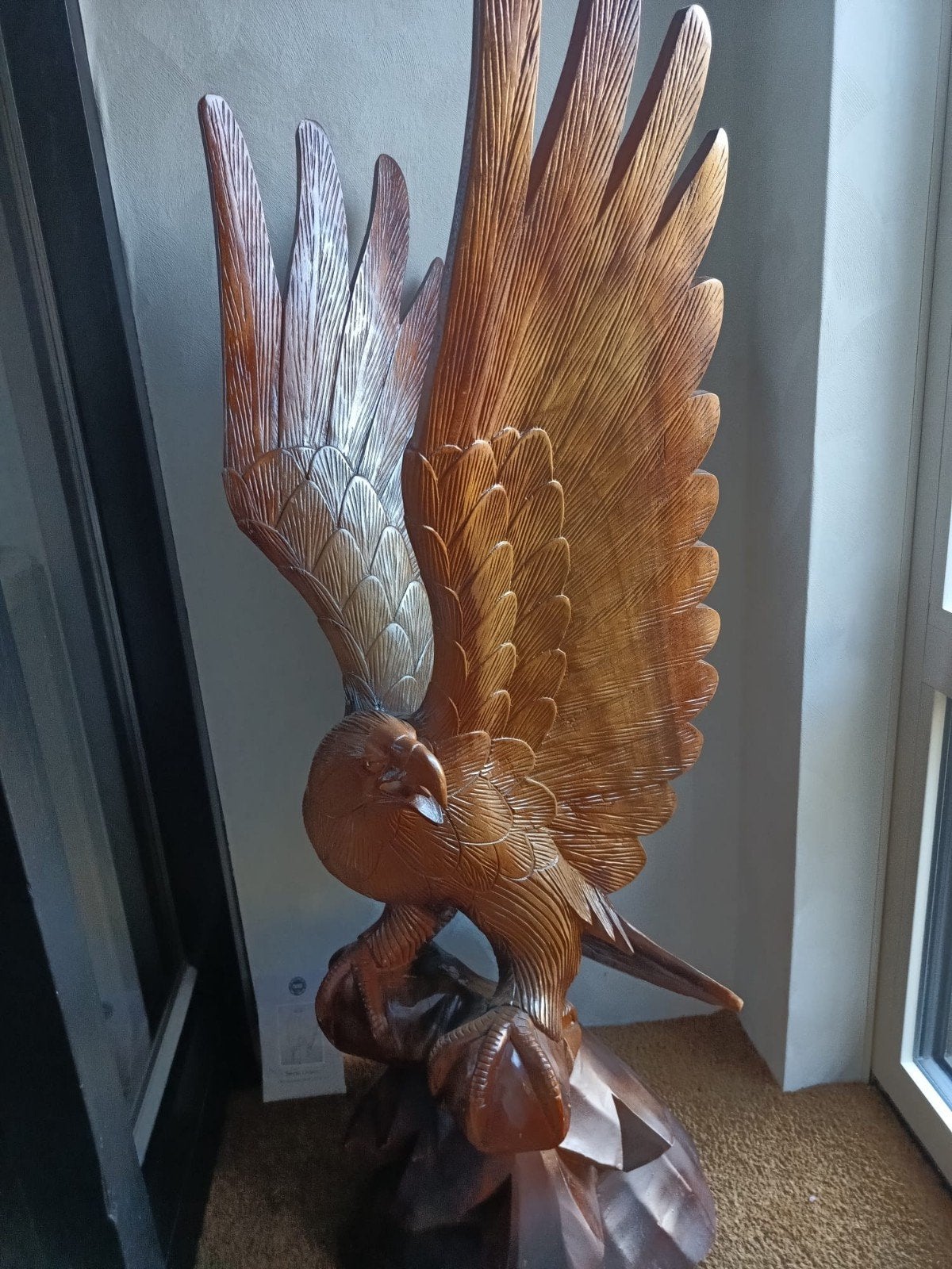 Gedetailleerd houten beeld van een majestueuze adelaar, Ophalen, Handgemaakt, 1 meter - 2 meter, Beeld