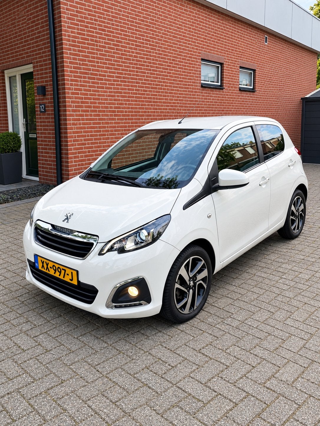 Peugeot 108 72pk 5D 2019 Apple CarPlay  Cruise control, Voorwielaandrijving, Dealer onderhouden, Stof, Zwart