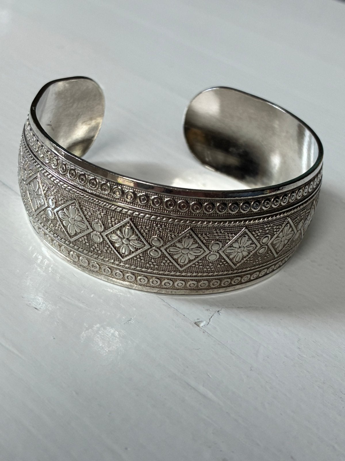 Armband verzilverd India bloemmotief klem armband vintage, Ophalen of Verzenden, Gebruikt, Zilver, Overige materialen