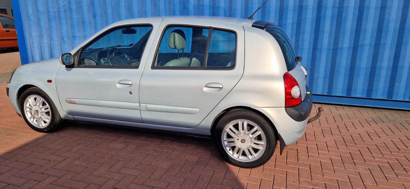 Renault Clio 1.6 16V Initiale  uitvoering AUT  Grijs dealer, Auto's, 40 €/maand, 4 cilinders, Dealer onderhouden, 107 pk