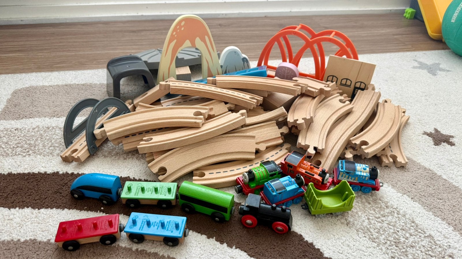 Houten trainset met trains, Ophalen, Zo goed als nieuw