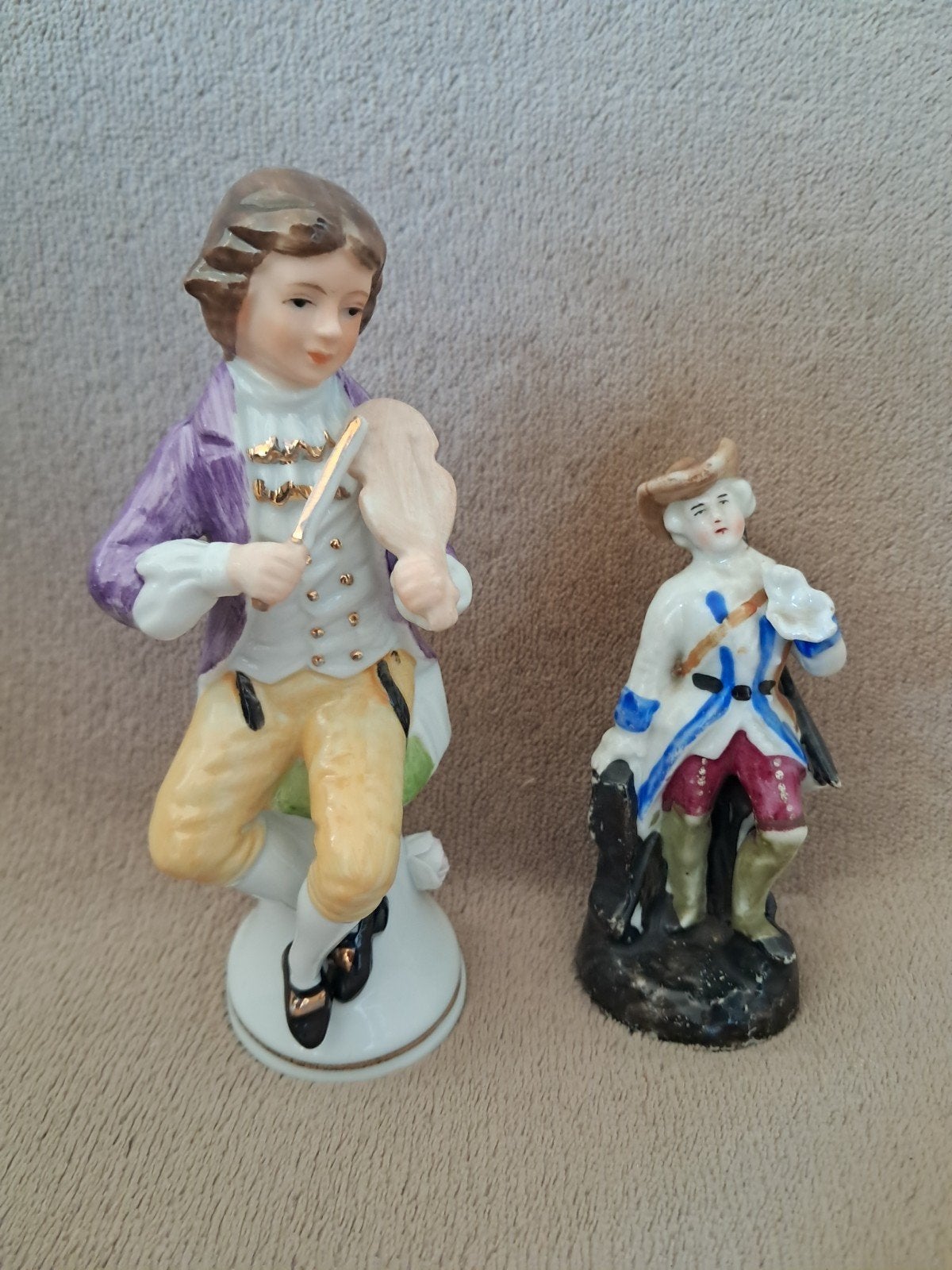 Twee antieke porseleinen beeldjes violist en een jager, Antiek en Kunst, Ophalen of Verzenden