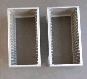 2 grijze CD rekken. Afm: 29 cm hoog,15 cm breed, 13 cm diep., Ophalen of Verzenden, Cd's