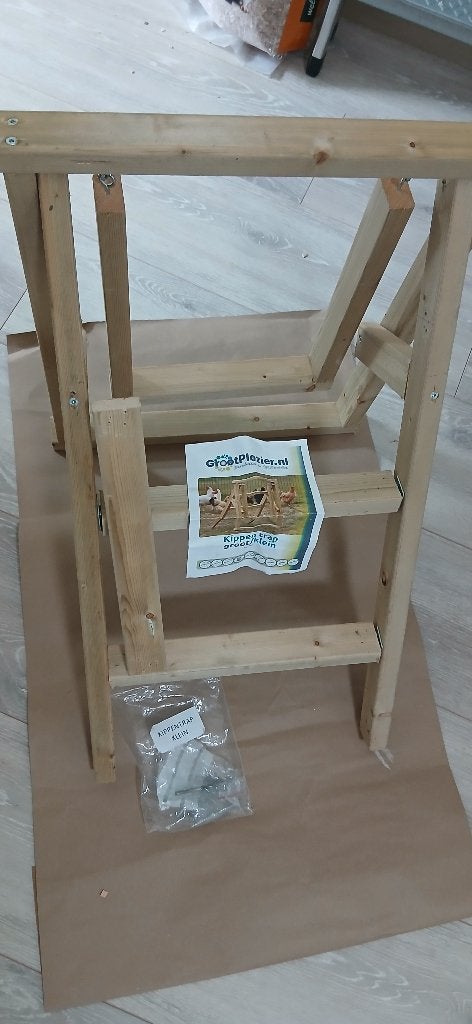Kippen schommel met trap., Ophalen, Zo goed als nieuw