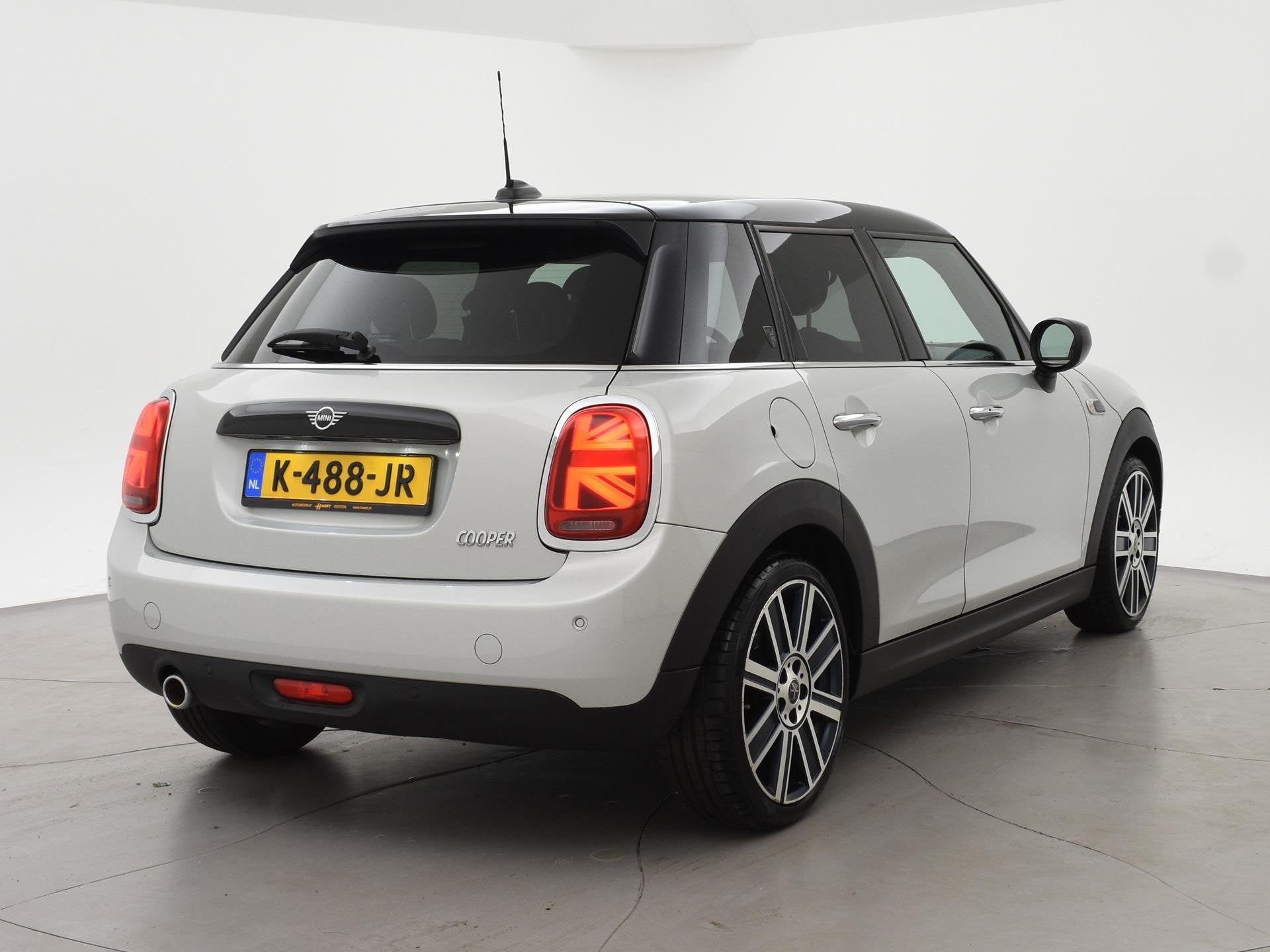 MINI 5-Deurs 1.5 COOPER AUT. + LEDER | UNION JACK LED | HARM, Gebruikt, Wit, Bedrijf, 3 cilinders