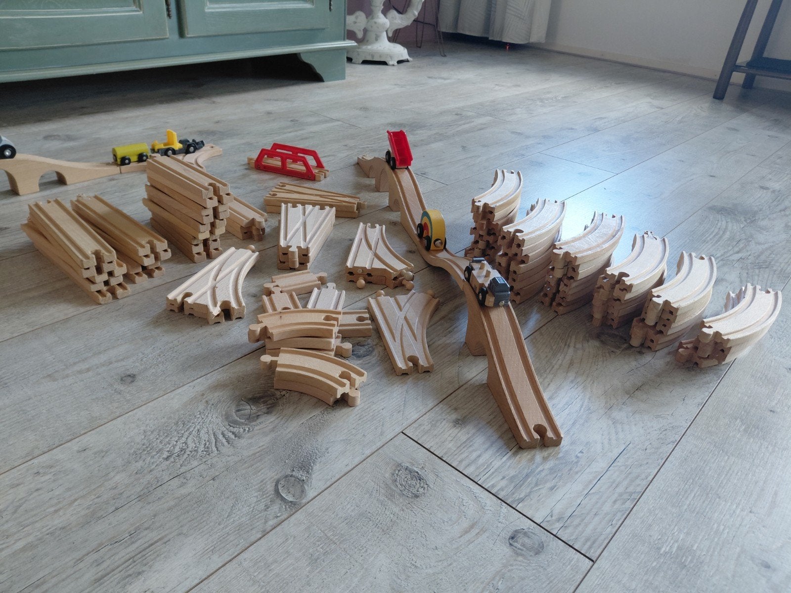 Grote set houten treinrails met treintjes en auto's, Ophalen of Verzenden, Gebruikt