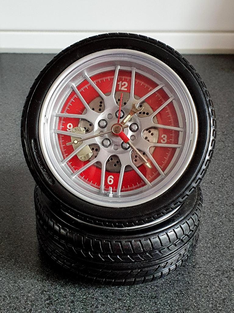 F1 stapelbanden - klok ferrari rood - alarm nieuw, Ophalen of Verzenden, Nieuw, Wandklok