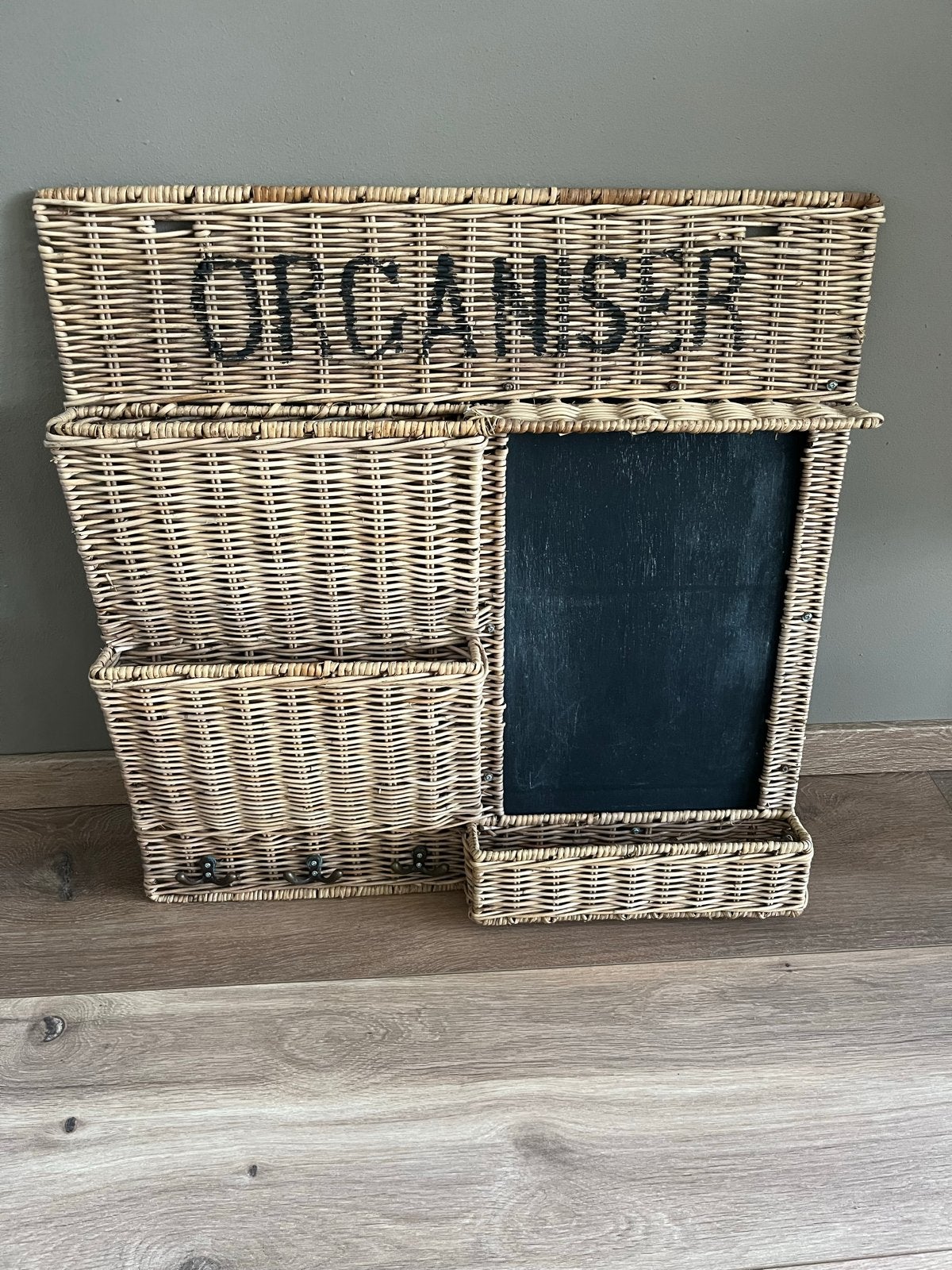 Rivièra Maison rotan wandorganizer met krijtbord, Ophalen, Zo goed als nieuw, Krijtbord