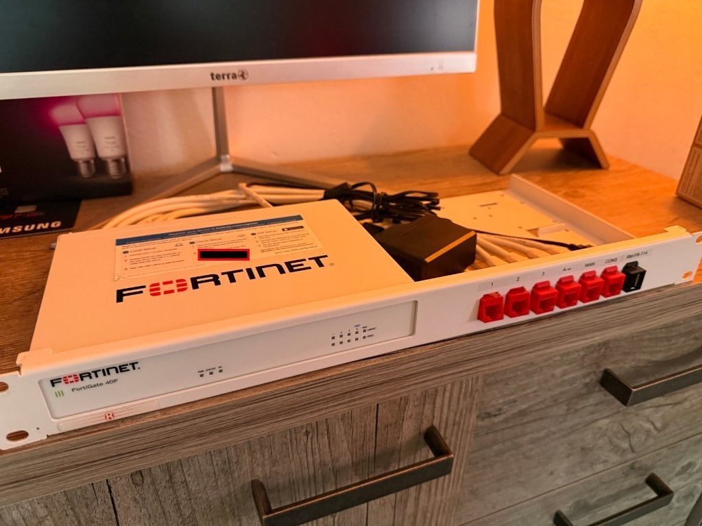 Fortinet FortiGate-40F (incl. rackmount kit), Computers en Software, Routers en Modems, Gebruikt, Router, Ophalen of Verzenden