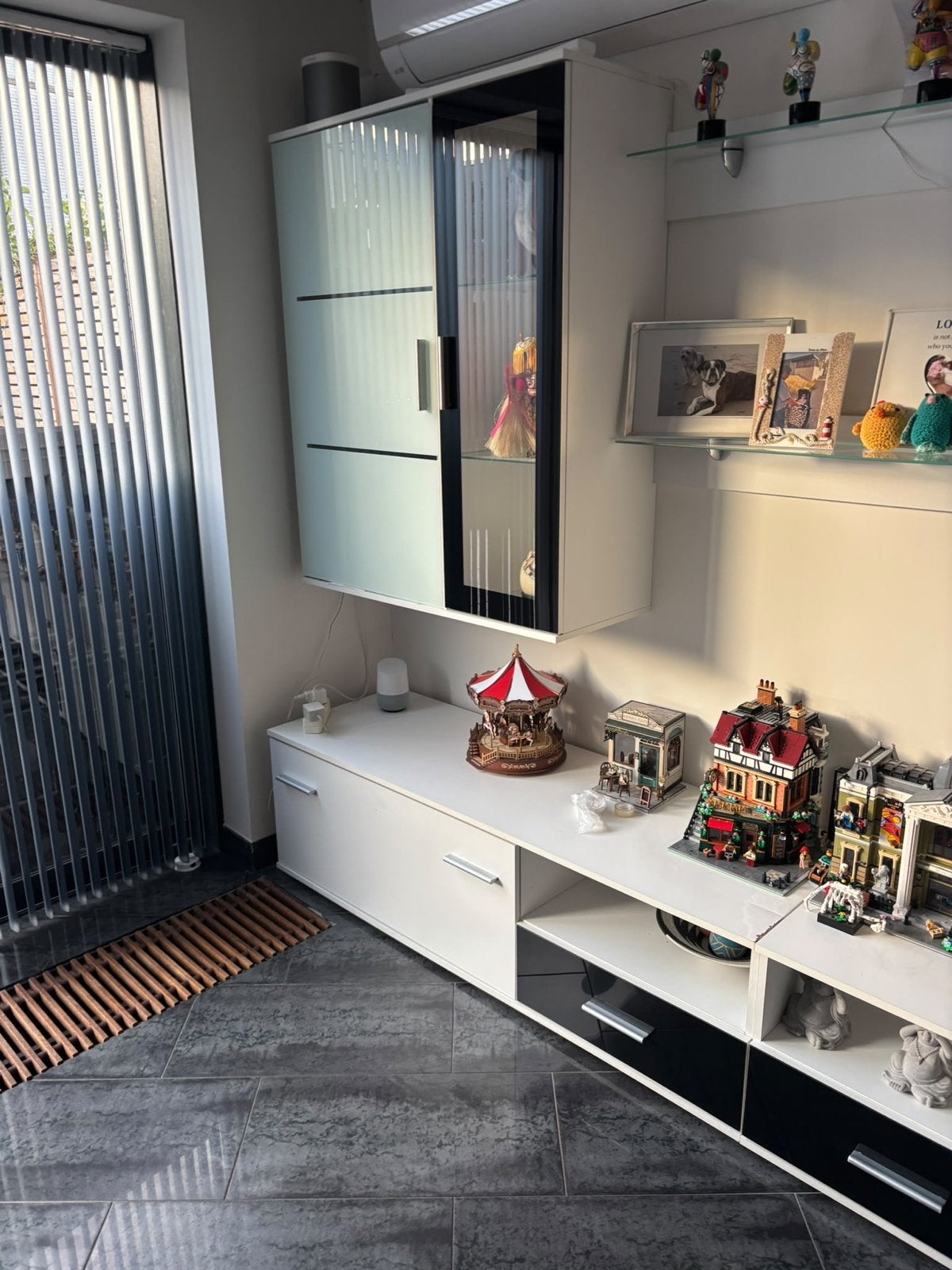 Moderne witte wandkast met glazen deuren