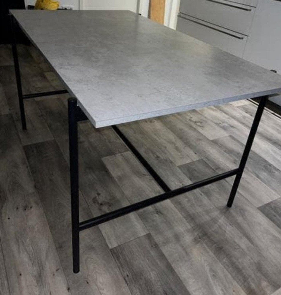 Prachtige eettafel van jysk met zwart metalen poten, 100 tot 150 cm, Zo goed als nieuw, Rechthoekig, 50 tot 100 cm