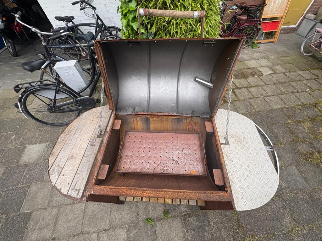 Unieke handgemaakte BBQ van olievat met kolenbak, Ophalen, Gebruikt
