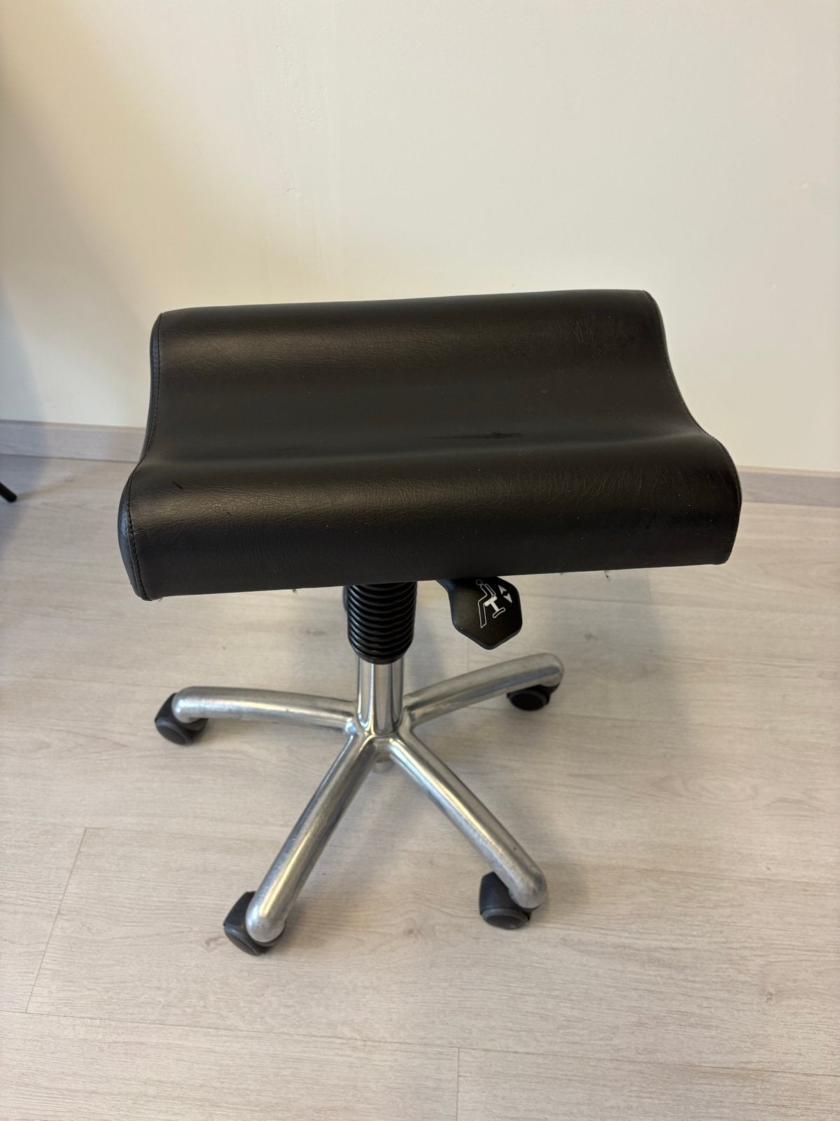 In hoogte verstelbaar (pedicure) krukje met wieltjes, Ophalen, In hoogte verstelbaar, Gebruikt, Overige materialen