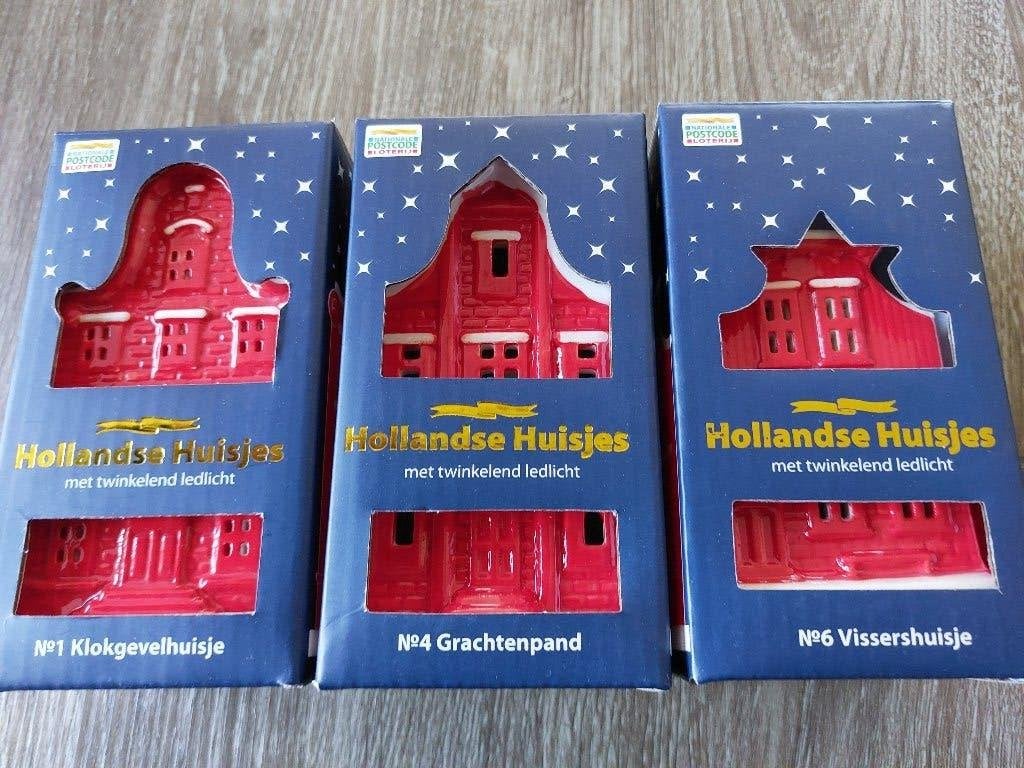 3 Huisjes en 1 doosje kersthangers van de postcodeloterij., Ophalen of Verzenden