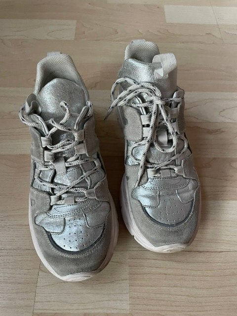 Isabel Marant - Zilverkleurige Kindsay sneakers maat 38, Kleding | Dames, Schoenen, Isabel Marant, Overige kleuren, Ophalen of Verzenden