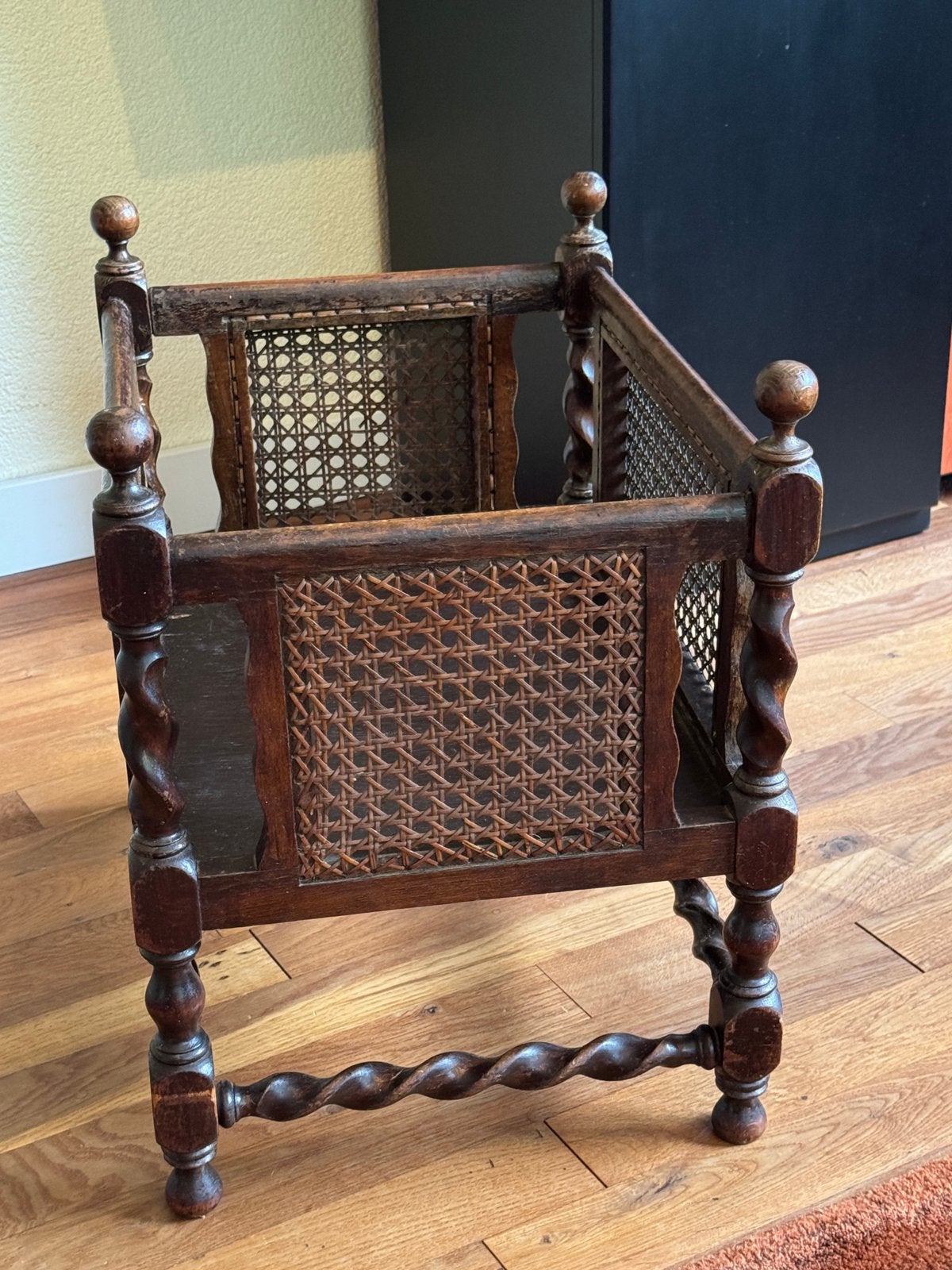Antieke houten lectuurbak met rieten zijkanten, Ophalen