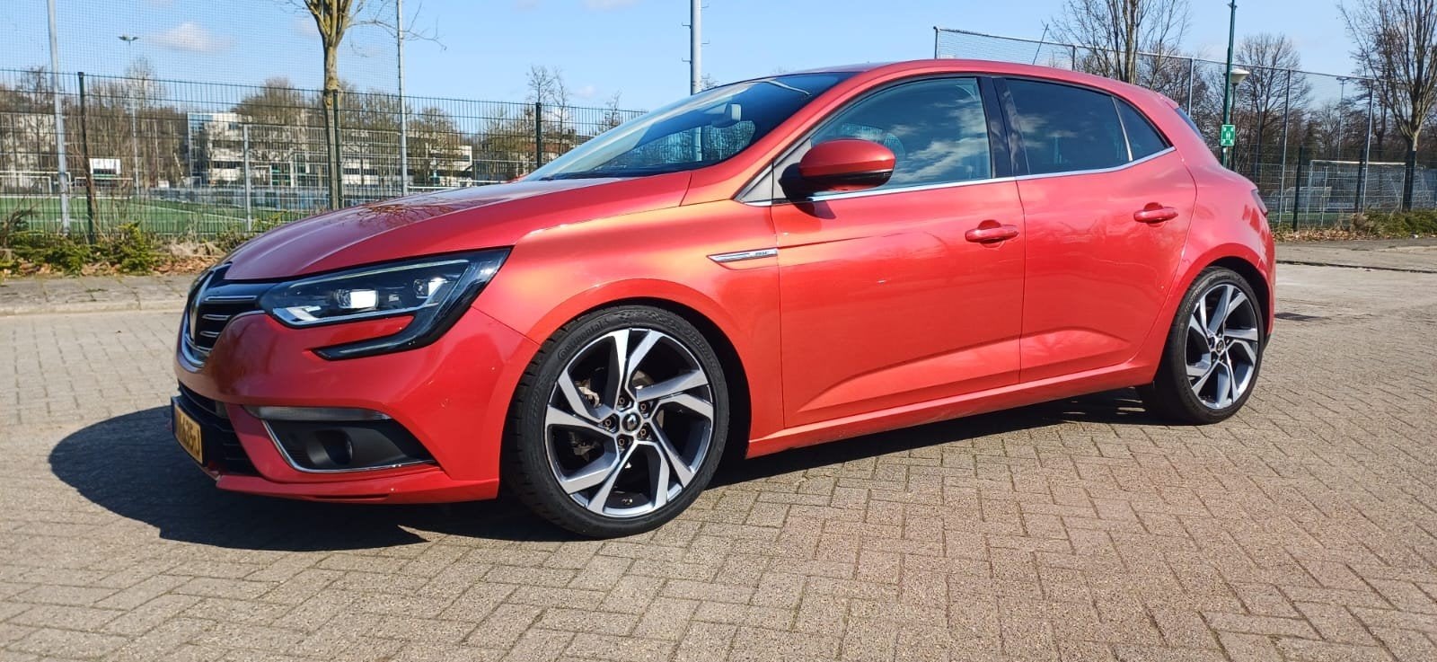 Renault Mégane IV 1.5 DCI Bose 81KW AUT 2015 Rood, Auto's, 4 cilinders, 1650 kg, 132 pk, 140 €/maand