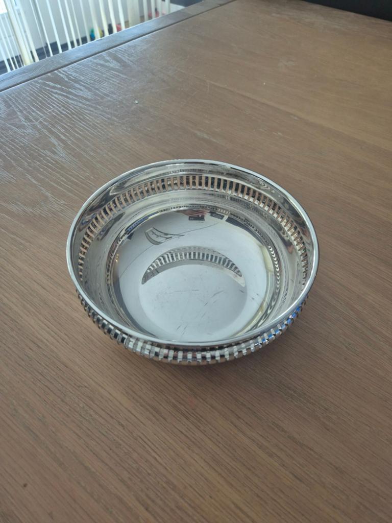 Zilveren schaal met decoratieve rand, Antiek en Kunst, Ophalen of Verzenden, Zilver