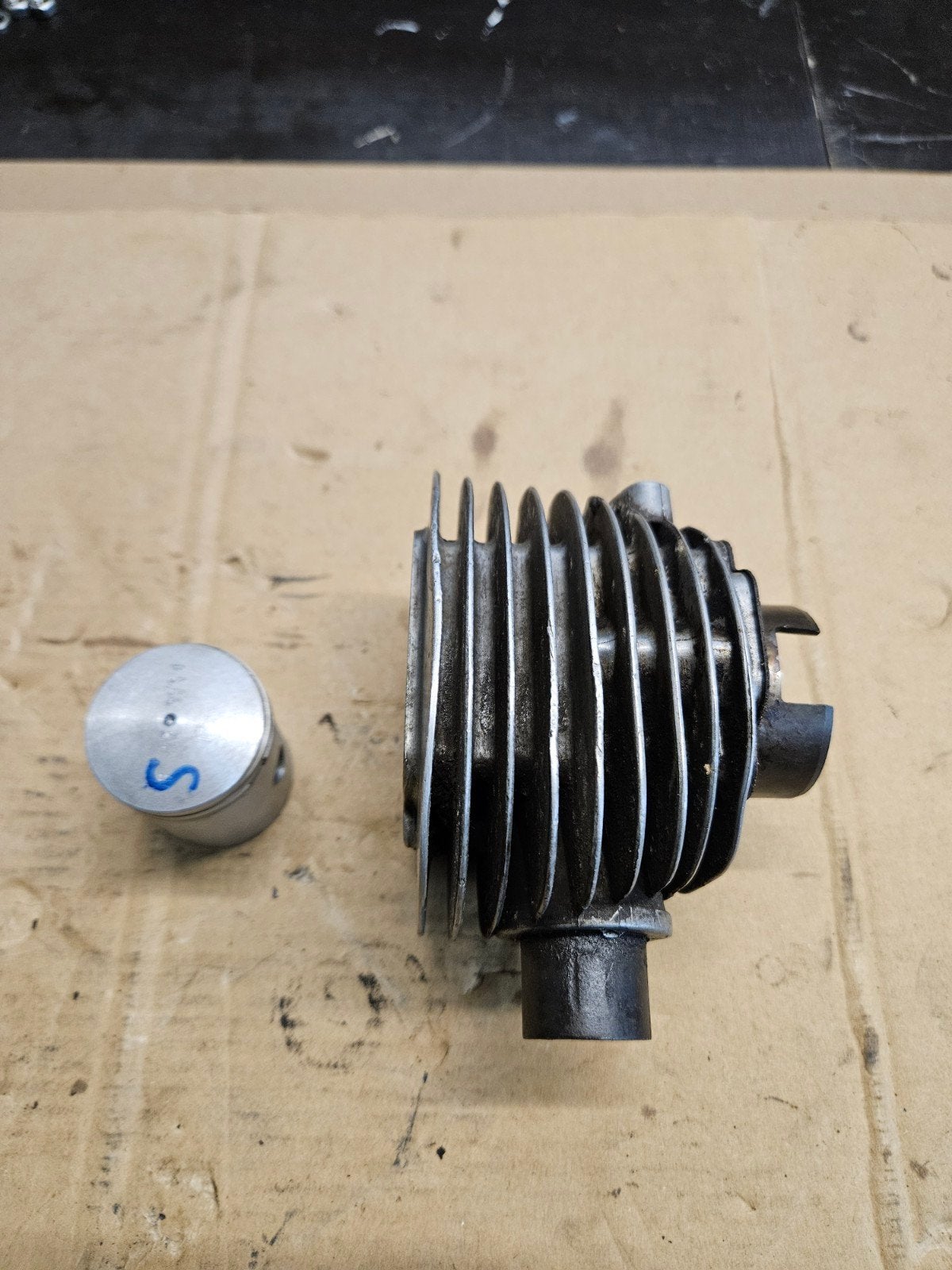 JLO ILO G50 V50 aluminium vlinderpoort cilinder 2pk, Fietsen en Brommers, Brommeronderdelen | Oldtimers, Ophalen, Gebruikt, Cilinder