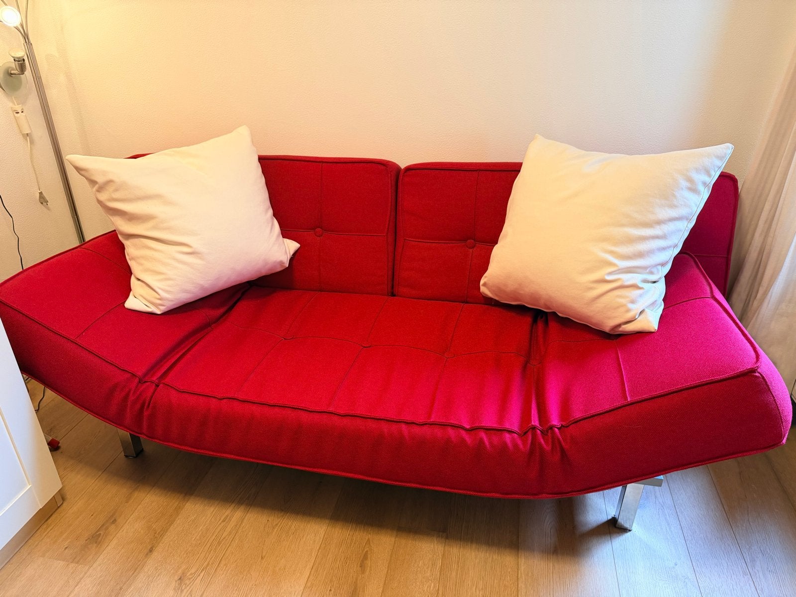 Moderne leuke rode slaapbank / bedbank –comfortabel & handig, Ophalen, Zo goed als nieuw, Twijfelaar, 120 cm