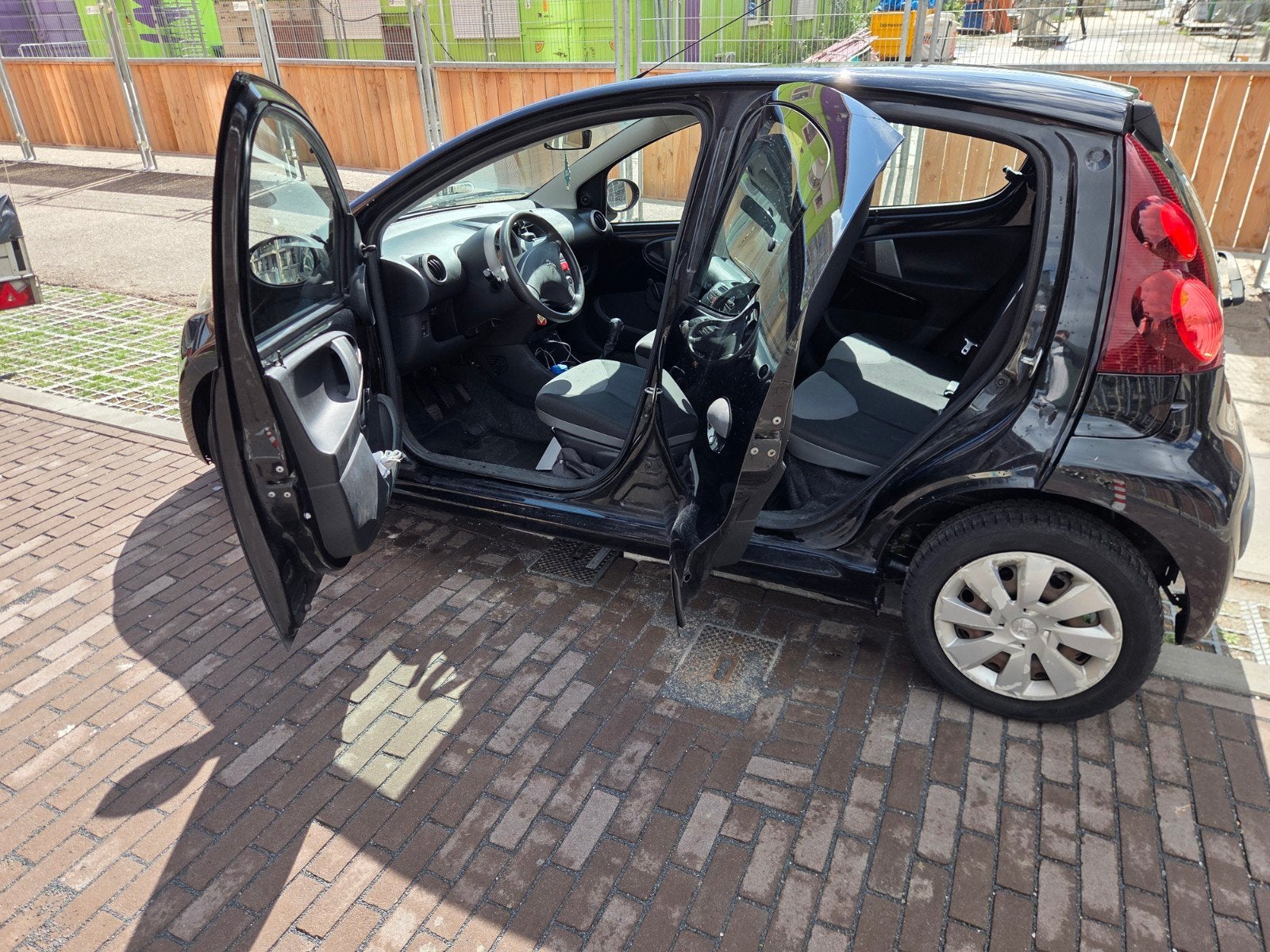 Peugeot 107 1.0 12V 5DR 2013 Zwart, Auto's, Peugeot, Voorwielaandrijving, 4 stoelen, Origineel Nederlands, Handgeschakeld