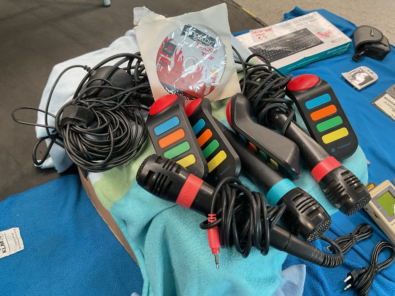 🔥 PlayStation 2 microfoons🔥plus 4 stuks buzzers🔥, Muziek, Gebruikt, Eén computer, Ophalen of Verzenden