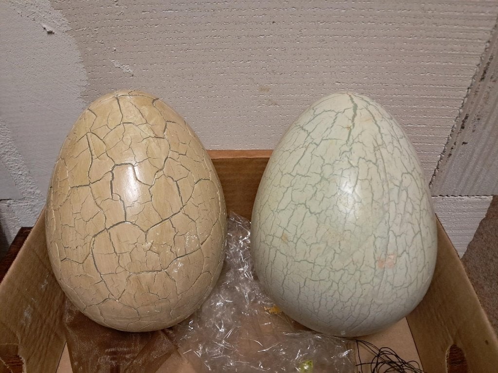 2 Grote eieren 22 cm hoog ( Pasen ), Diversen, Pasen, Ophalen of Verzenden, Zo goed als nieuw