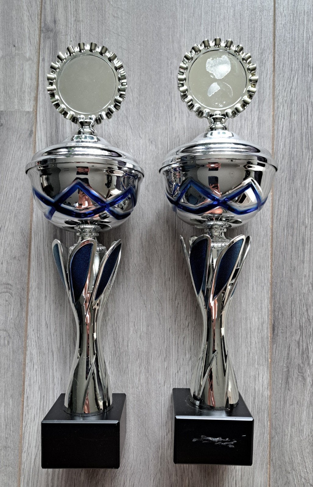Trofee - beker - sport - metaal: zilver en blauw- 36cm hoog, Ophalen of Verzenden