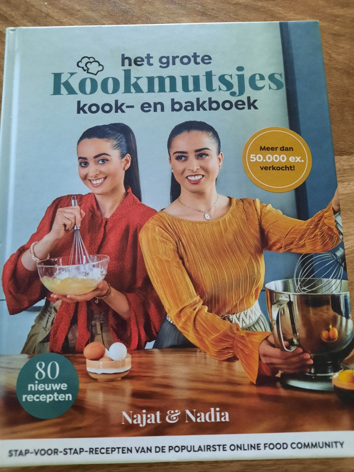 Het Grote Kookmutsjes Kook- en Bakboek - Najat & Nadia, Boeken, Kookboeken, Zo goed als nieuw, Hoofdgerechten, Taart, Gebak en Desserts