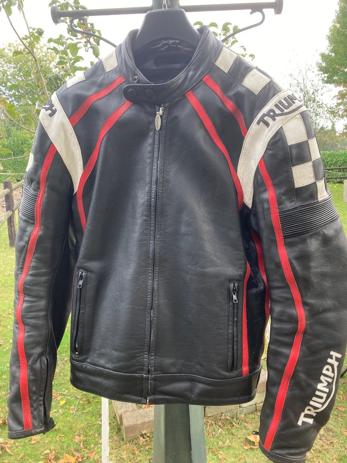 Triumph Leren Cafe Racer Motorjas – Zwart/Rood/Wit – M 46/56, Motoren, Ophalen of Verzenden, Tweedehands, Dames, Jas | leer
