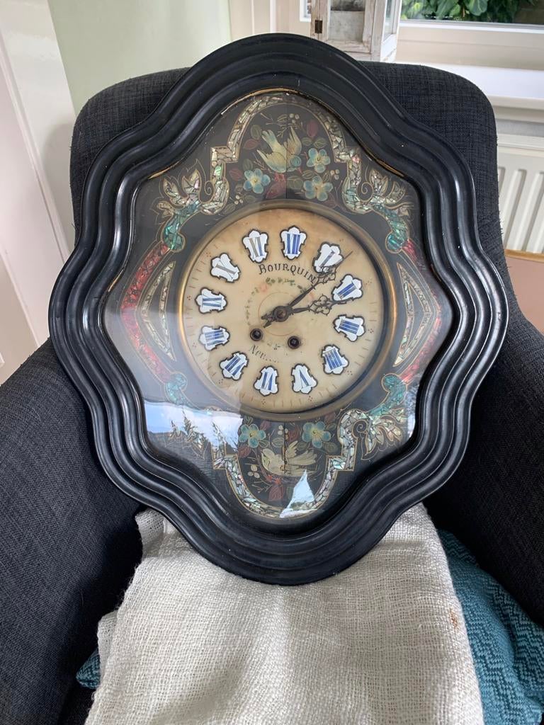 Antieke Bourquin wandklok met parelmoer inleg, Antiek en Kunst, Ophalen