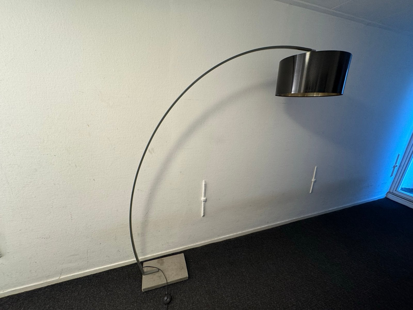 Booglamp met zwarte kap en betonnen voet, Huis en Inrichting, Lampen | Vloerlampen, Ophalen, Gebruikt, E27 (groot), Metaal