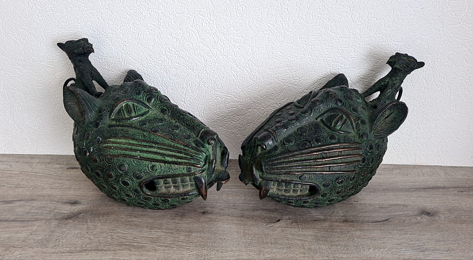 2 grote bronzen Benin luipaard koppen, Ophalen of Verzenden