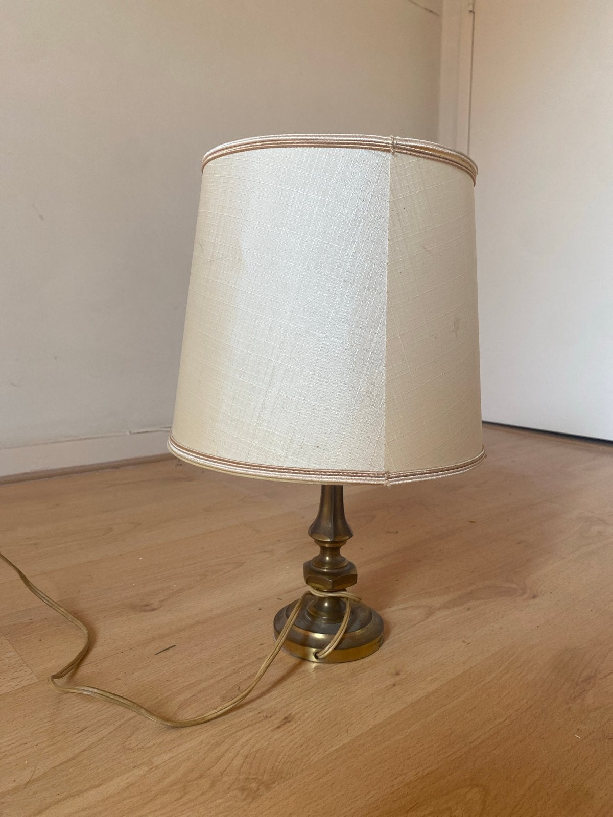 Vintage tafellamp met stoffen kap - Stekker opknapbeurt nodi, Huis en Inrichting, Lampen | Tafellampen, Ophalen of Verzenden, Gebruikt