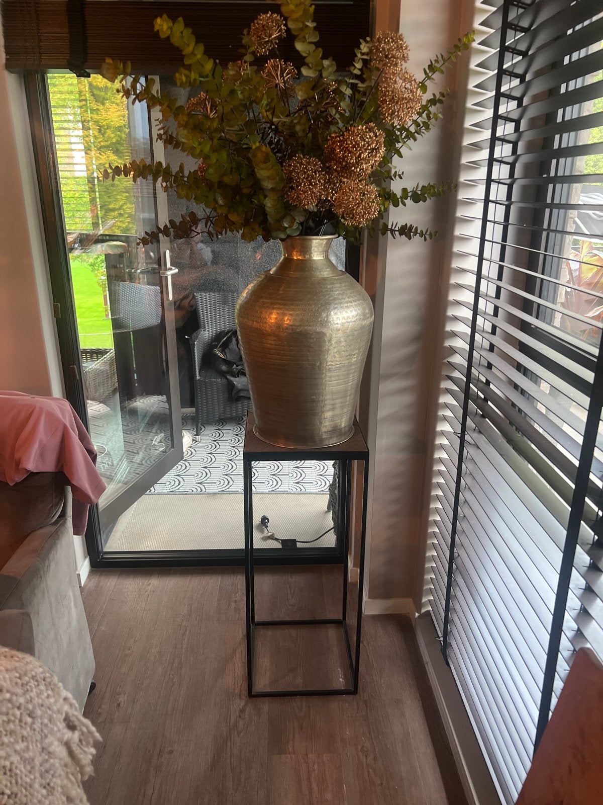 Grote vaas met lampjes en bijzettafel complete set, Inclusief decoratie, Ophalen of Verzenden, Zo goed als nieuw, Metaal