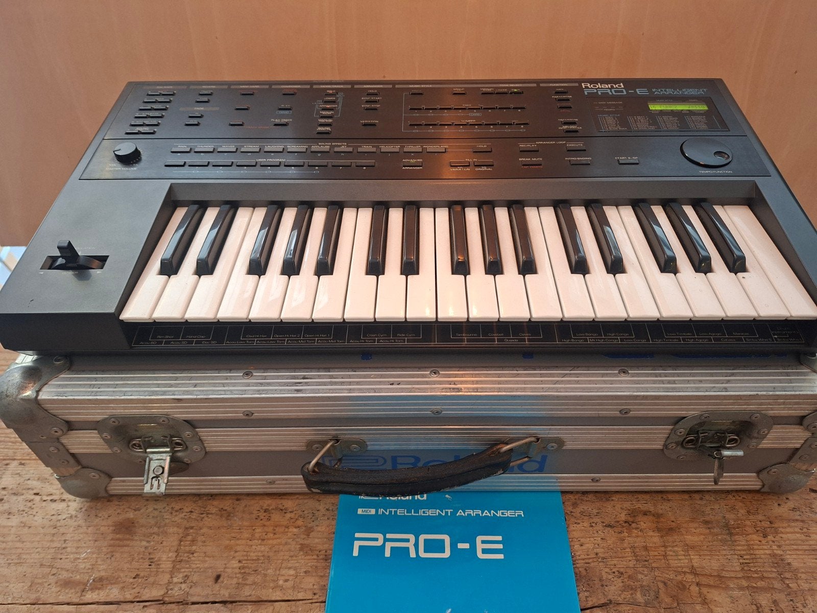 Roland PRO-E Intelligent Arranger met koffer, Roland, Midi-aansluiting, Ophalen of Verzenden, 61 toetsen