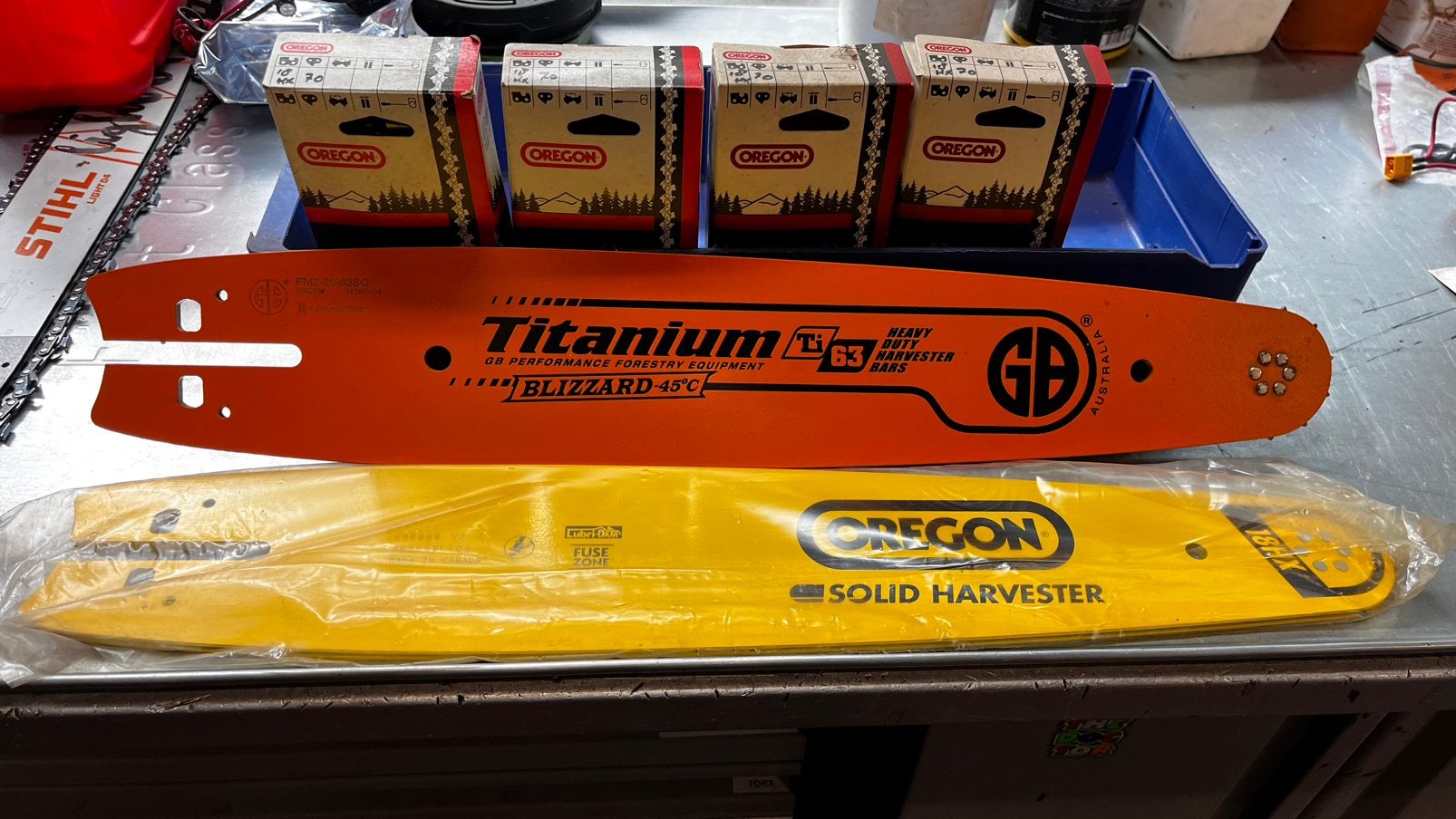 HAKKI PILKE Zaagbladen met bijbehorende zaagkettingen., Zakelijke goederen, Ophalen, Motorzaag